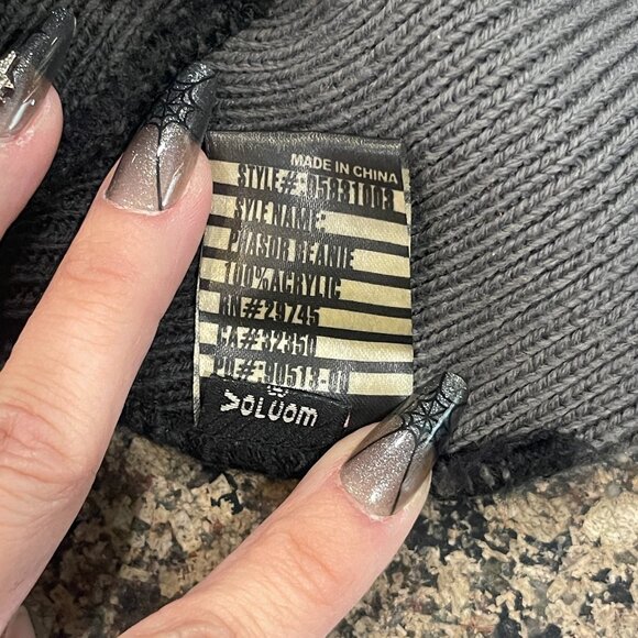 Volcom Phasor Beanie / Black & Gray Ombre / Skull Fit - Picture 3 of 5